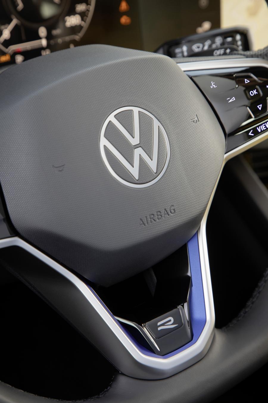 Детали интерьера Volkswagen Touareg R 2020 года  (WW) (фото 57 из 61)